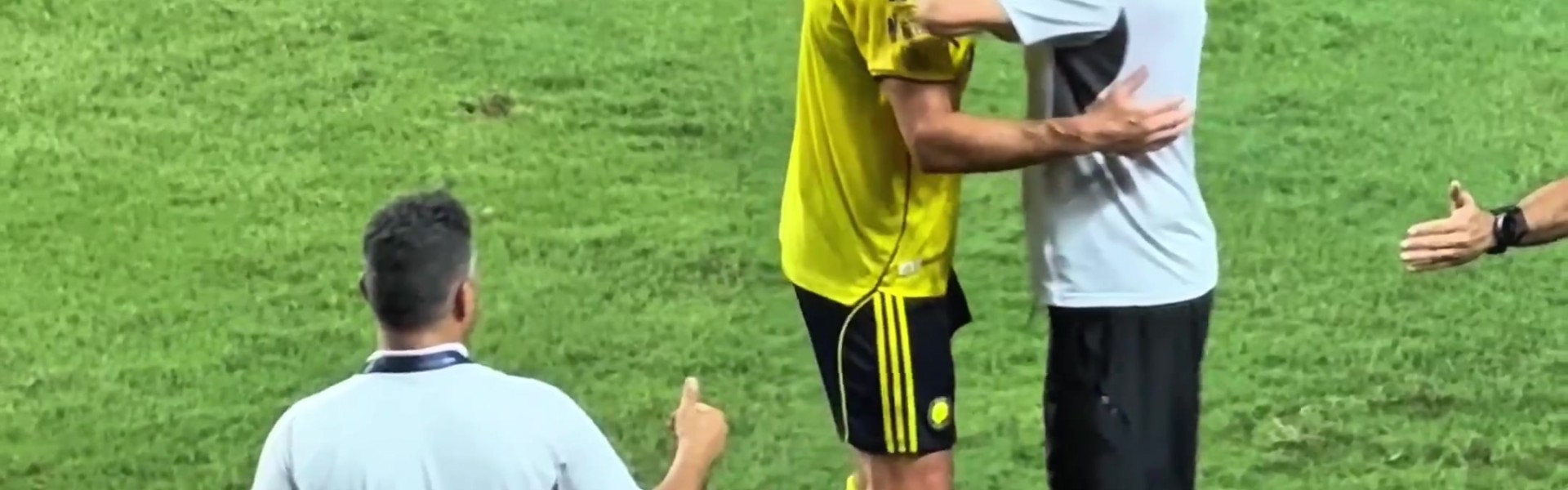 C罗被换下场时主教练深情亲吻其面颊，彰显为执教他不远万里而来的决心