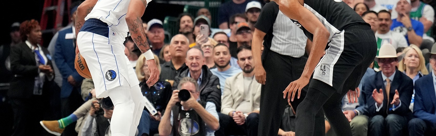 开云体育官网app-浓眉和文班生涯第三年数据相近 美媒感慨：联盟本该属于浓眉的