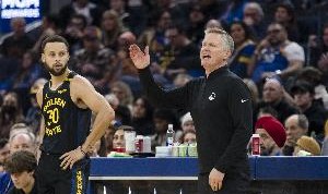 开云体育官网app-库里没哨？科尔：抱怨根本没用 过去十年我一直在为他争取哨声