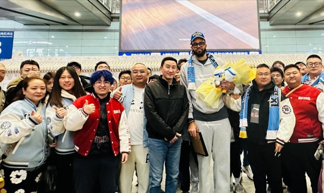 开云体育官网app-周琦新帮手！2米13中锋签约北京，上海外援不敢嚣张，杜锋心凉了